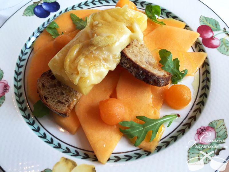 Melon charentais, pain de campagne grillé à la scamorza fumée, fine roquette à l’huile d’olive