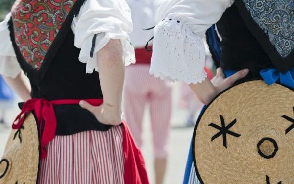 Photo de la semaine : Danseuses traditionnelles niçoises