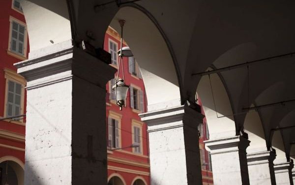 Photo de la semaine : Ombres et couleurs des arches de la place Massena à Nice