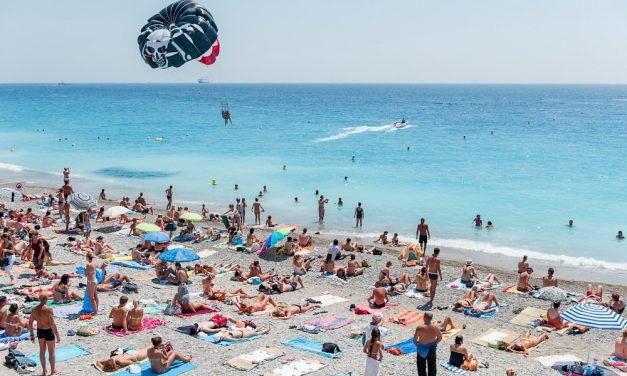 Photo de la semaine : La plage de Nice et le parachute ascensionnel
