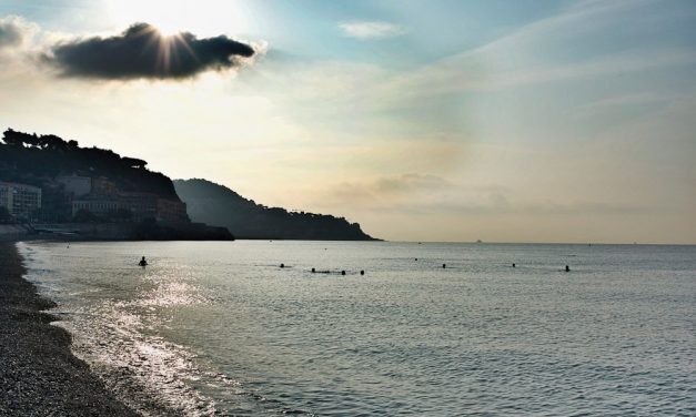 Photo de la semaine : Lever de soleil sur la plage de Nice