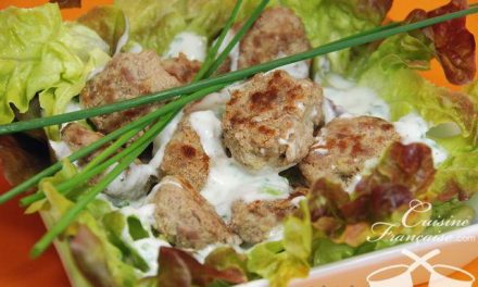 Boulettes de porc, gingembre, sauce yaourt et ciboulette