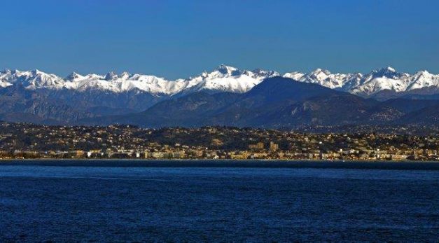 Photo de la semaine : Montagnes enneigées au-dessus de la Méditerranée