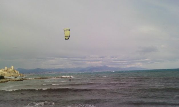 Photo de la semaine : Kite-surfeur face à la plage de la Salis