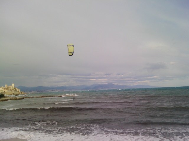 Photo de la semaine : Kite-surfeur face à la plage de la Salis
