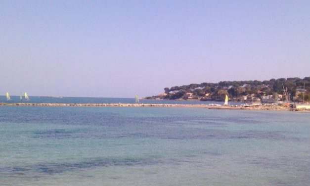 Photo de la semaine : Cap d’Antibes vu de la plage de Sallis