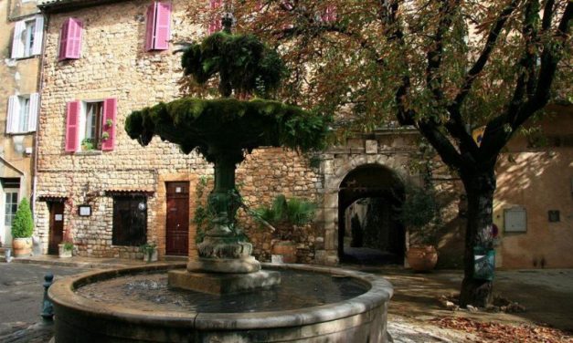 Photo de la semaine : Placette et fontaine aux Ecrevisses