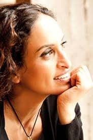 Noa en acoustique à Cannes le 17 mars 2018